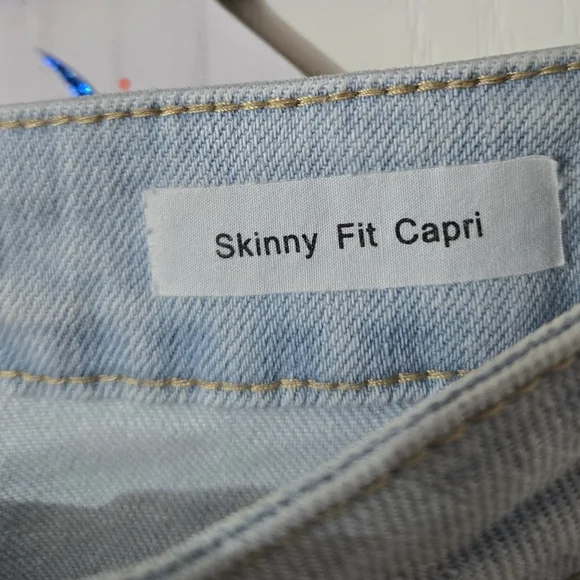 Judy Blue Size 9/29 Skinny Fit Capri Jeans - Light Wash & Very Lightly Worn - Picture 4 of 5